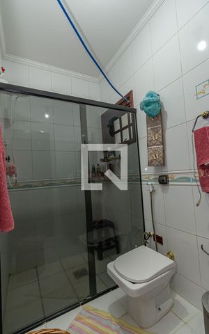 Casa de condomínio à venda com 220m², 4 quartos e 4 vagas Casa de condomínio à venda com 220m², 4 quartos e 4 vagasBanheiro da Suíte 2
