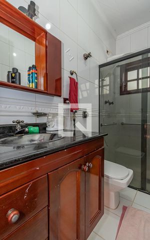 Casa de condomínio à venda com 220m², 4 quartos e 4 vagas Casa de condomínio à venda com 220m², 4 quartos e 4 vagasBanheiro da Suíte 1