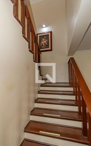 Casa de condomínio à venda com 220m², 4 quartos e 4 vagas Casa de condomínio à venda com 220m², 4 quartos e 4 vagasEscada