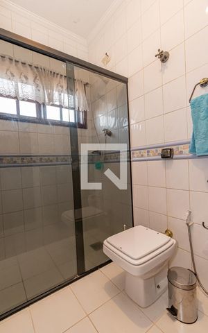 Casa de condomínio à venda com 220m², 4 quartos e 4 vagas Casa de condomínio à venda com 220m², 4 quartos e 4 vagasBanheiro da Suíte 3