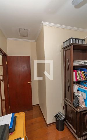 Casa de condomínio à venda com 220m², 4 quartos e 4 vagas Casa de condomínio à venda com 220m², 4 quartos e 4 vagasQuarto/Escritório