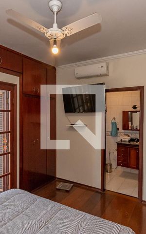 Casa de condomínio à venda com 220m², 4 quartos e 4 vagas Casa de condomínio à venda com 220m², 4 quartos e 4 vagasSuite 3