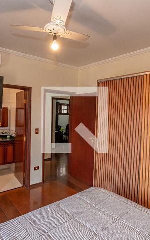 Casa de condomínio à venda com 220m², 4 quartos e 4 vagas Casa de condomínio à venda com 220m², 4 quartos e 4 vagasSuite 3