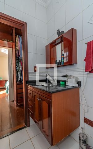 Casa de condomínio à venda com 220m², 4 quartos e 4 vagas Casa de condomínio à venda com 220m², 4 quartos e 4 vagasBanheiro da Suíte 1