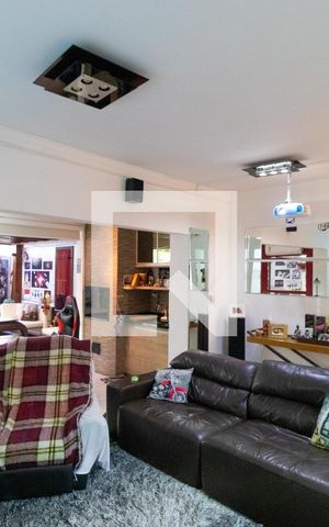 Apartamento à venda com 234m², 3 quartos e 2 vagas Apartamento à venda com 234m², 3 quartos e 2 vagasSala de TV