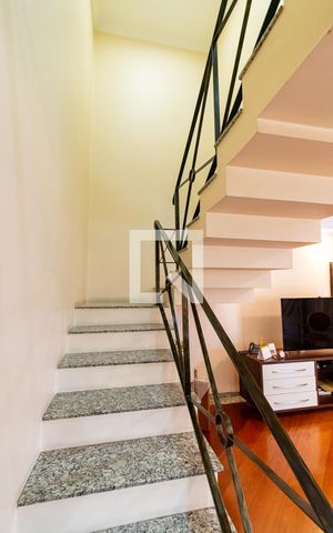 Casa à venda com 157m², 4 quartos e 2 vagasEscadas