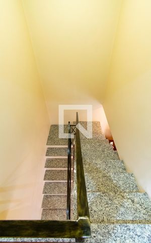 Casa à venda com 157m², 4 quartos e 2 vagasEscadas