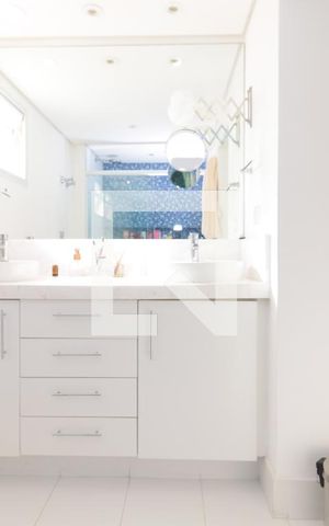Apartamento para alugar com 130m², 4 quartos e 1 vaga Apartamento para alugar com 130m², 4 quartos e 1 vagaBanheiro da Suíte