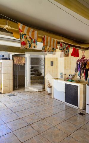 Casa à venda com 400m², 3 quartos e 4 vagas Casa à venda com 400m², 3 quartos e 4 vagasÁrea de Serviço