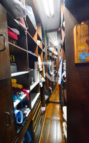 Casa à venda com 400m², 3 quartos e 4 vagas Casa à venda com 400m², 3 quartos e 4 vagasCloset da suíte