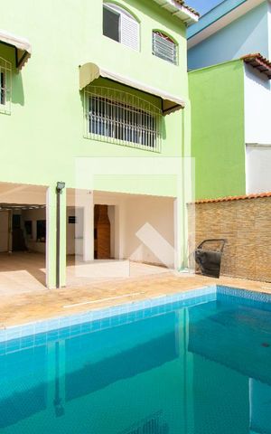Casa à venda com 415m², 4 quartos e 5 vagas Casa à venda com 415m², 4 quartos e 5 vagasPiscina