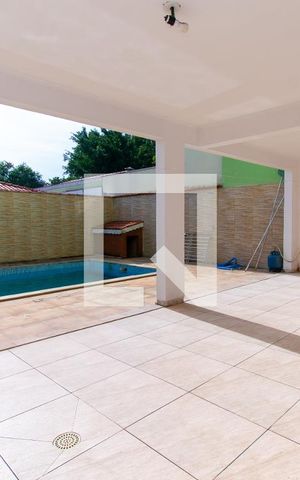Casa à venda com 415m², 4 quartos e 5 vagas Casa à venda com 415m², 4 quartos e 5 vagasPiscina