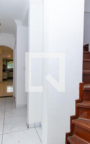 Casa à venda com 415m², 4 quartos e 5 vagas Casa à venda com 415m², 4 quartos e 5 vagasHall