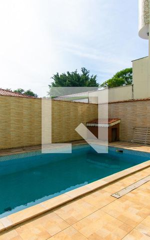 Casa à venda com 415m², 4 quartos e 5 vagas Casa à venda com 415m², 4 quartos e 5 vagasPiscina