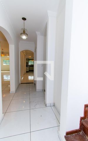 Casa à venda com 415m², 4 quartos e 5 vagas Casa à venda com 415m², 4 quartos e 5 vagasHall