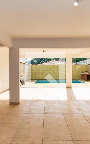 Casa à venda com 415m², 4 quartos e 5 vagas Casa à venda com 415m², 4 quartos e 5 vagasChurrasqueira