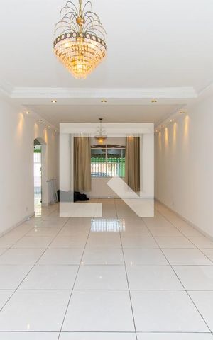 Casa à venda com 415m², 4 quartos e 5 vagas Casa à venda com 415m², 4 quartos e 5 vagasSala