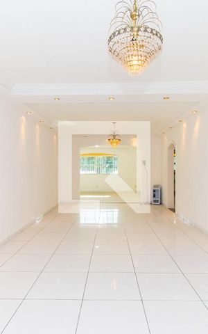 Casa à venda com 415m², 4 quartos e 5 vagas Casa à venda com 415m², 4 quartos e 5 vagasSala