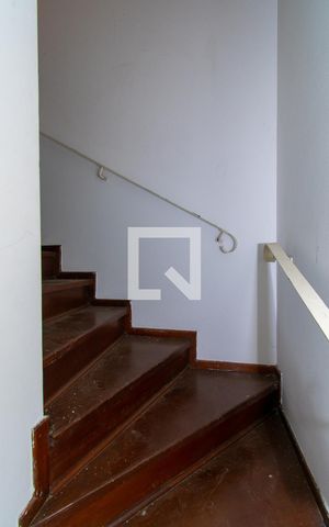Casa à venda com 415m², 4 quartos e 5 vagas Casa à venda com 415m², 4 quartos e 5 vagasEscada