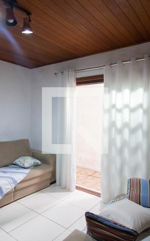 Casa à venda com 100m², 3 quartos e 2 vagas Casa à venda com 100m², 3 quartos e 2 vagasSala