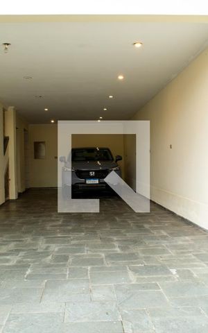 Casa para alugar com 270m², 4 quartos e 5 vagas Casa para alugar com 270m², 4 quartos e 5 vagasGaragem