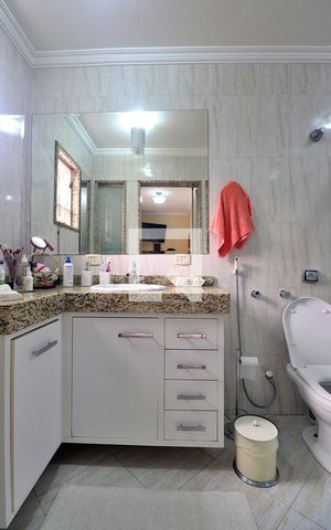 Casa à venda com 166m², 4 quartos e 2 vagasBanheiro do Quarto 1 - Suíte
