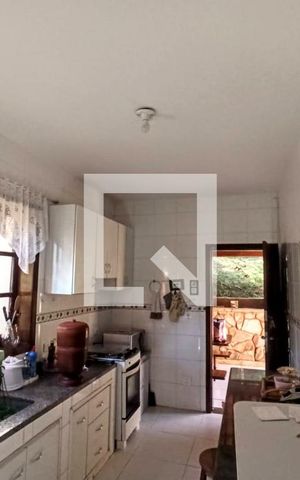 Casa de condomínio à venda com 385m², 5 quartos e 6 vagas Casa de condomínio à venda com 385m², 5 quartos e 6 vagasCozinha