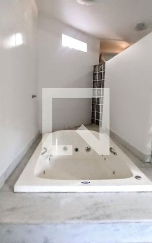 Casa de condomínio à venda com 385m², 5 quartos e 6 vagas Casa de condomínio à venda com 385m², 5 quartos e 6 vagasBanheiro