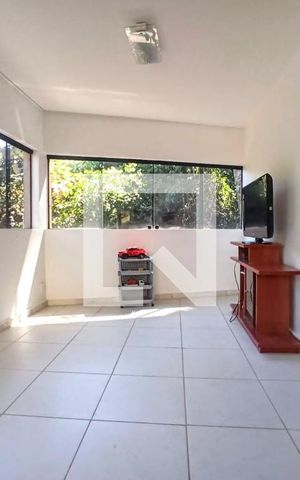 Casa de condomínio à venda com 385m², 5 quartos e 6 vagas Casa de condomínio à venda com 385m², 5 quartos e 6 vagasSala