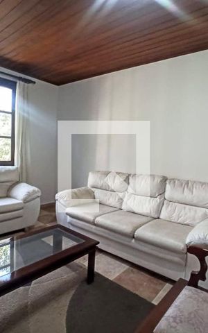 Casa de condomínio à venda com 385m², 5 quartos e 6 vagas Casa de condomínio à venda com 385m², 5 quartos e 6 vagasSala de Estar