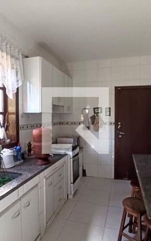 Casa de condomínio à venda com 385m², 5 quartos e 6 vagas Casa de condomínio à venda com 385m², 5 quartos e 6 vagasCozinha