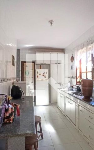 Casa de condomínio à venda com 385m², 5 quartos e 6 vagas Casa de condomínio à venda com 385m², 5 quartos e 6 vagasCozinha