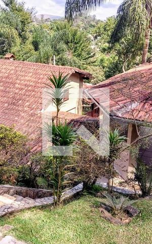 Casa de condomínio à venda com 385m², 5 quartos e 6 vagas Casa de condomínio à venda com 385m², 5 quartos e 6 vagasÁrea comum