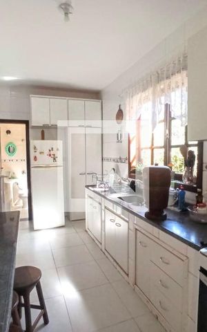 Casa de condomínio à venda com 385m², 5 quartos e 6 vagas Casa de condomínio à venda com 385m², 5 quartos e 6 vagasCozinha