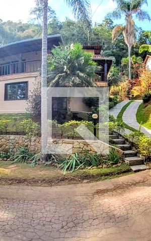 Casa de condomínio à venda com 385m², 5 quartos e 6 vagas Casa de condomínio à venda com 385m², 5 quartos e 6 vagasÁrea comum