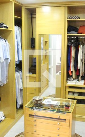 Apartamento à venda com 380m², 4 quartos e 5 vagasCloset da Suíte 4