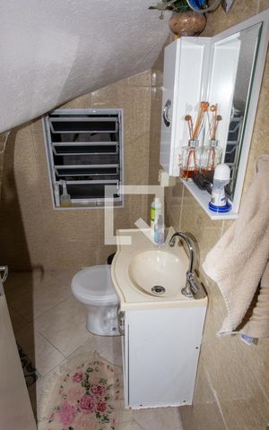 Casa à venda com 200m², 3 quartos e 3 vagas Casa à venda com 200m², 3 quartos e 3 vagasBanheiro 2