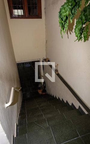 Casa à venda com 200m², 3 quartos e 3 vagas Casa à venda com 200m², 3 quartos e 3 vagasEscada