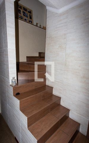 Casa à venda com 200m², 3 quartos e 3 vagas Casa à venda com 200m², 3 quartos e 3 vagasEscada