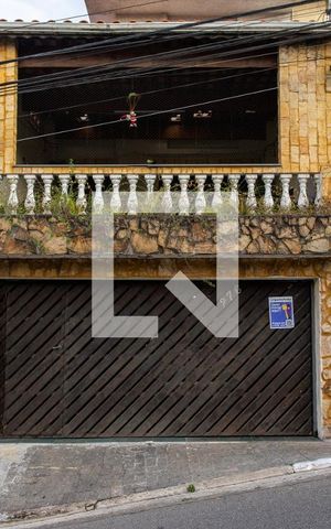 Casa à venda com 200m², 3 quartos e 3 vagas Casa à venda com 200m², 3 quartos e 3 vagasFachada