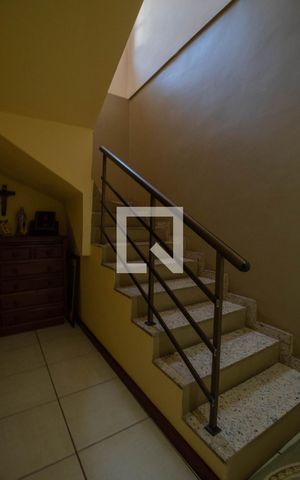 Casa à venda com 450m², 6 quartos e 4 vagasEscada