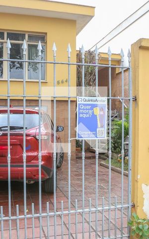 Casa à venda com 260m², 2 quartos e 3 vagas Casa à venda com 260m², 2 quartos e 3 vagasFachada