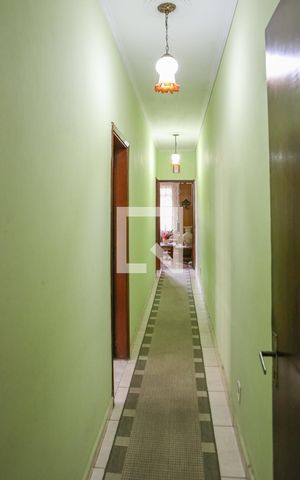 Casa à venda com 260m², 2 quartos e 3 vagas Casa à venda com 260m², 2 quartos e 3 vagasCorredor