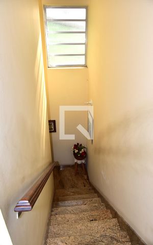 Casa à venda com 180m², 3 quartos e 3 vagasEscada