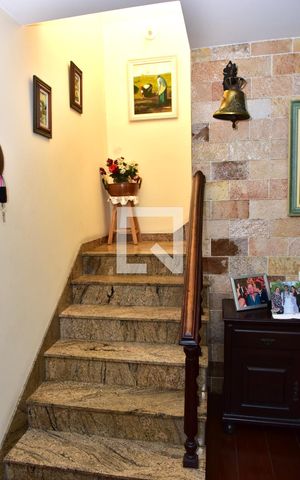 Casa à venda com 180m², 3 quartos e 3 vagasEscada