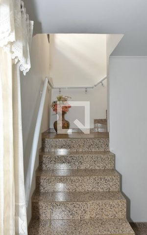 Casa à venda com 265m², 3 quartos e 2 vagasEscada