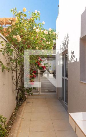 Casa de condomínio à venda com 268m², 3 quartos e 4 vagas Casa de condomínio à venda com 268m², 3 quartos e 4 vagasQuintal