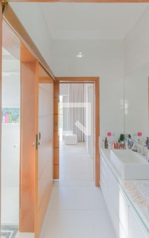 Casa de condomínio à venda com 268m², 3 quartos e 4 vagas Casa de condomínio à venda com 268m², 3 quartos e 4 vagasBanheiro da Suítes 2 e 3