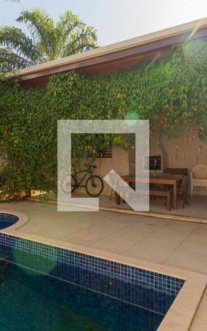 Casa de condomínio à venda com 268m², 3 quartos e 4 vagas Casa de condomínio à venda com 268m², 3 quartos e 4 vagasPiscina