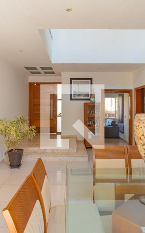 Casa de condomínio à venda com 268m², 3 quartos e 4 vagas Casa de condomínio à venda com 268m², 3 quartos e 4 vagasSala